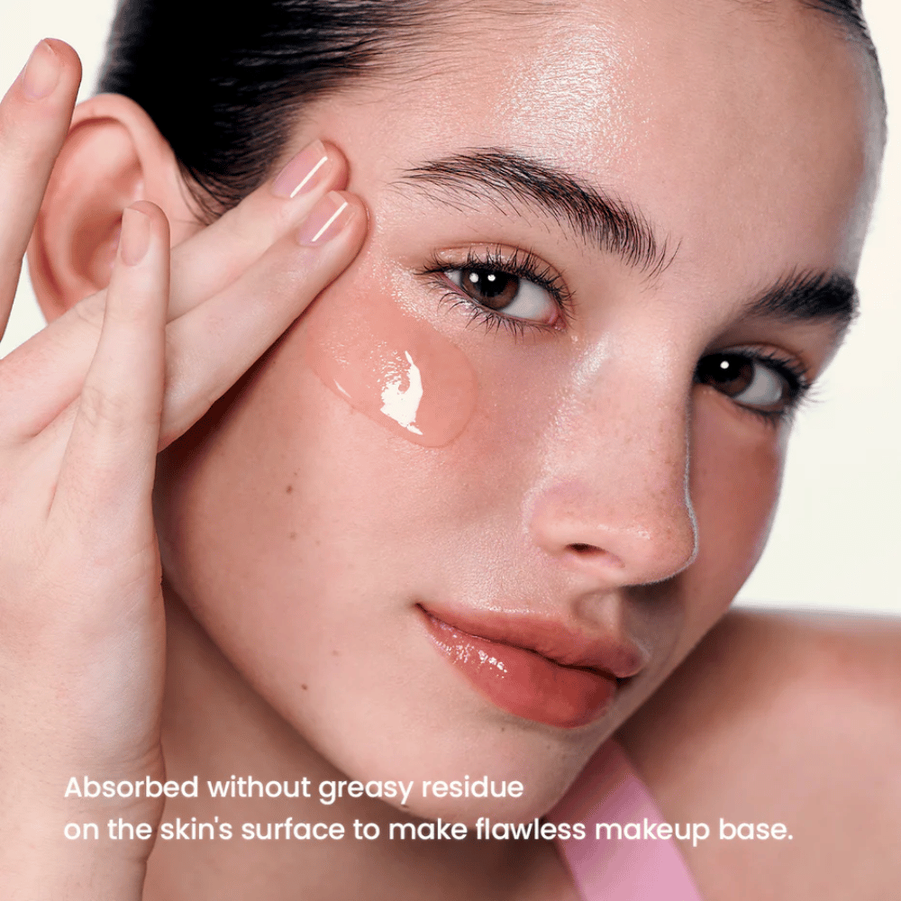 Le modèle applique Biodance Sérum Peptide de Collagène – peau plus lisse et base parfaite sous le maquillage.