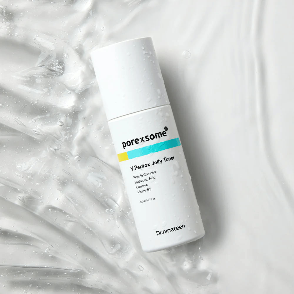 Porexsome V.Peptox Jelly Toner de Dr.nineteen posé sur une surface brillante avec un effet d'eau. Un toner hydratant et raffermissant pour les pores.