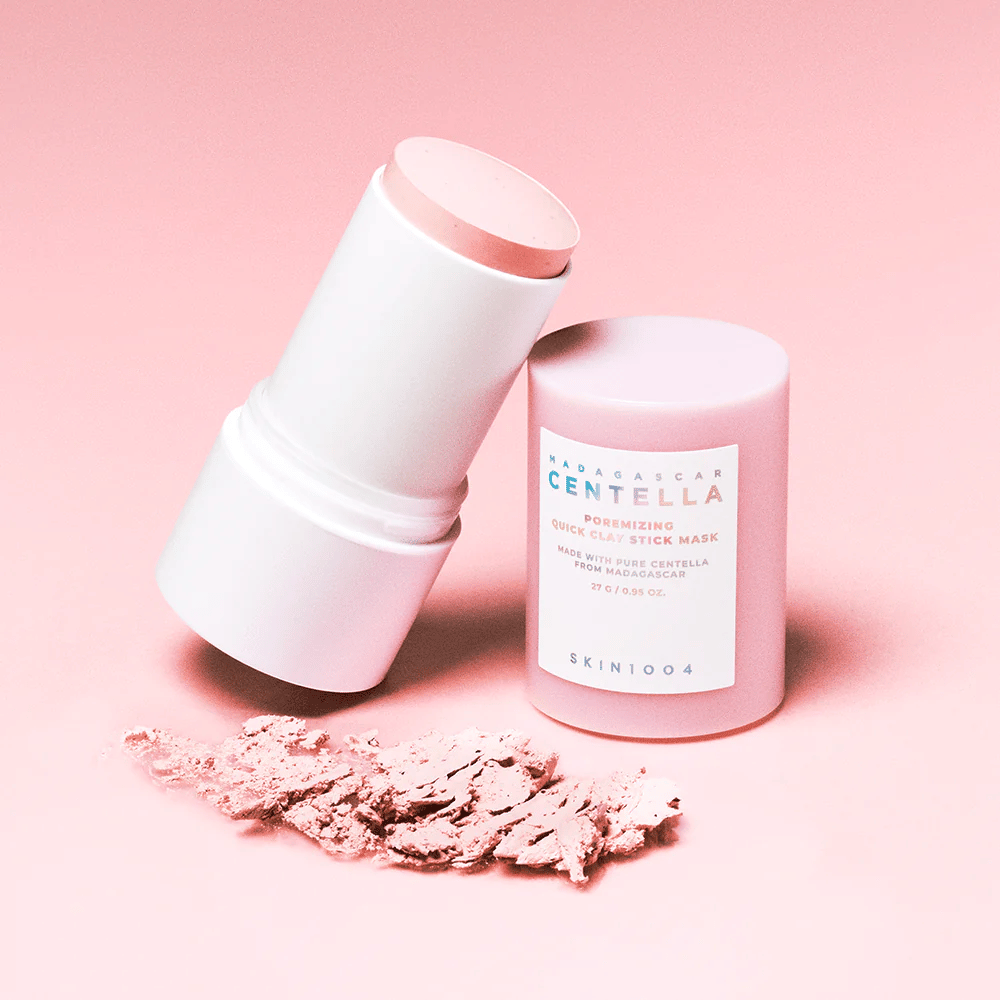 SKIN1004 Madagascar Centella Poremizing Quick Clay Stick Mask dans un emballage rose. Masque d'argile pratique en format stick pour nettoyer et minimiser les pores.