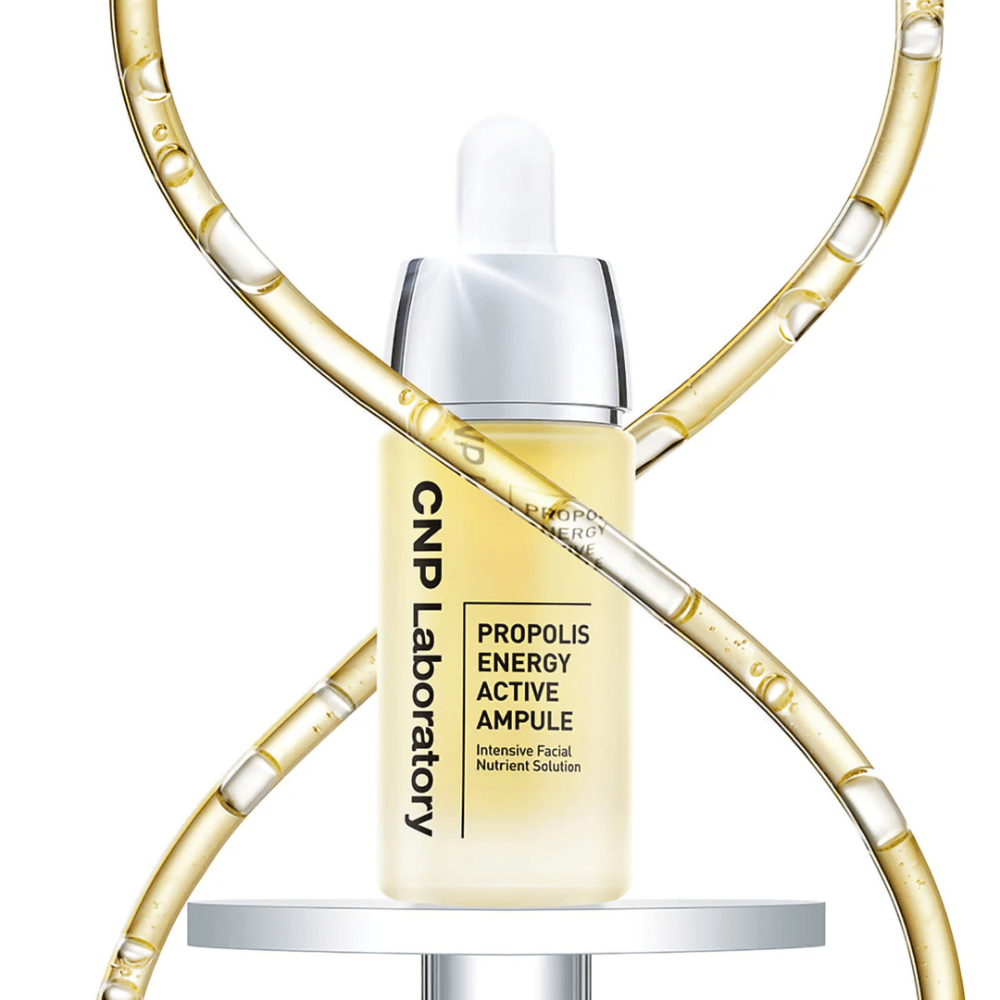 CNP Laboratory Propolis Energy Active Ampoule est un traitement facial nourrissant enrichi en extrait de propolis. Il hydrate, renforce la barrière cutanée et donne une lueur naturelle. Parfait pour les peaux sensibles et une utilisation quotidienne pour une peau saine et éclatante.