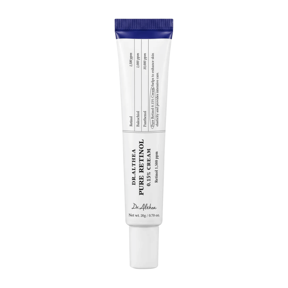 Image produit détourée de Dr. Althea Pure Retinol 0.15% Cream sur fond blanc. Le design minimaliste du tube met en valeur l’expression propre et clinique du produit, tandis que la concentration en rétinol est clairement communiquée sur l’emballage.