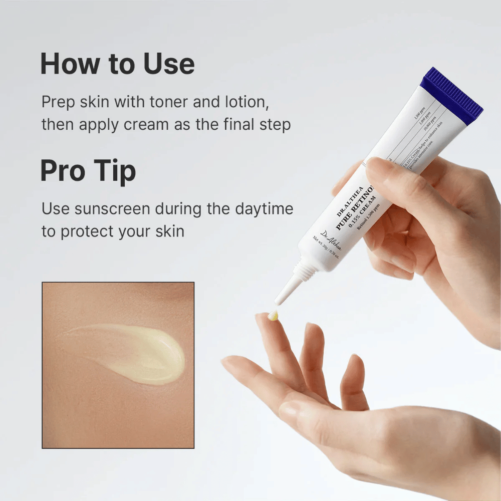 Image d’instructions montrant comment appliquer Dr. Althea Pure Retinol 0.15% Cream. Une main tient le tube tandis qu’une petite quantité de crème est pressée sur le bout du doigt. L’image contient également un gros plan de la texture crémeuse jaune clair et recommande une protection solaire en journée lors de l’utilisation de rétinol.
