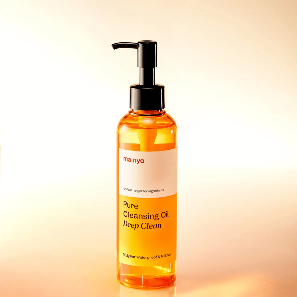ma:nyo Pure Cleansing Oil Deep Clean avec texture huileuse dorée – huile nettoyante qui émulsionne facilement et laisse la peau propre et douce.