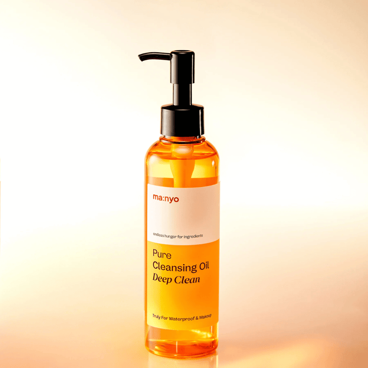 ma:nyo Pure Cleansing Oil Deep Clean avec texture huileuse dorée – huile nettoyante qui émulsionne facilement et laisse la peau propre et douce.