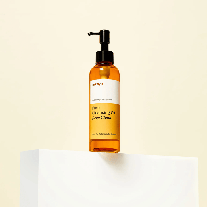 ma:nyo Pure Cleansing Oil Deep Clean en flacon pompe – huile nettoyante coréenne pour un nettoyage en profondeur des pores et le retrait du maquillage lourd.