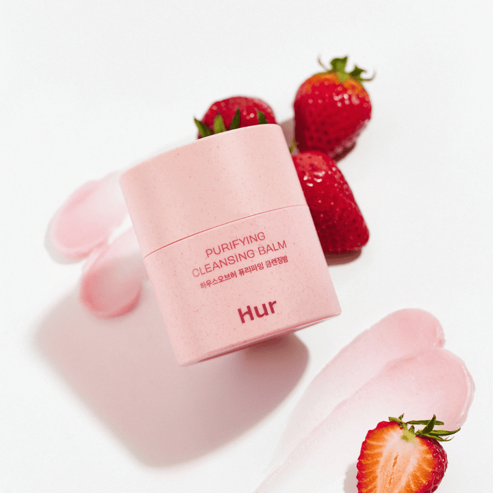 Comment Purifying Cleansing Balm placé avec des fraises fraîches. Baume nettoyant qui donne une peau douce et convient au nettoyage quotidien du visage.