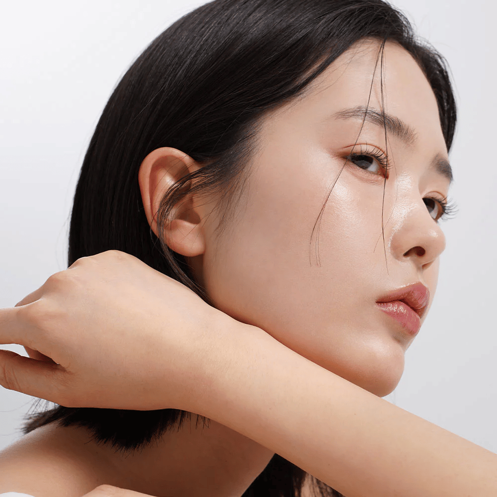 Gros plan sur une femme avec une peau uniforme, éclatante et une lueur naturelle. Inspiration parfaite pour des soins de la peau pour une peau saine et hydratée.