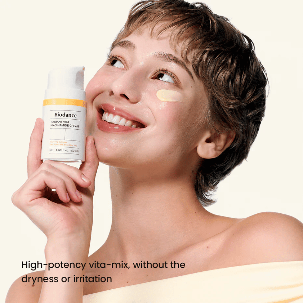 Modèle avec Biodance crème de niacinamide appliquée pour un teint uniforme et éclat