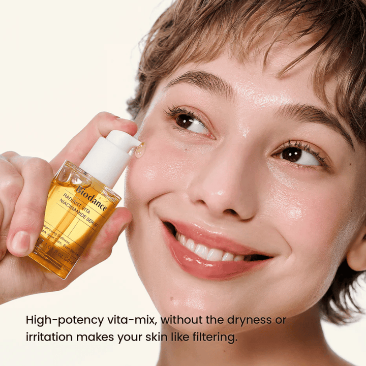 Mannequin avec une peau radieuse après l'utilisation de Biodance Radiant Vita Niacinamide Serum pour une peau plus claire et plus uniforme