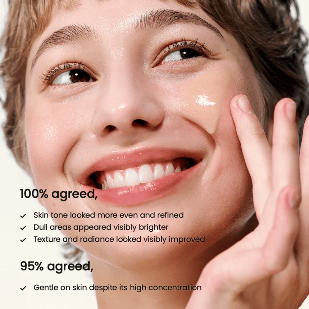 Femme appliquant Biodance Radiant Vita Niacinamide Serum sur le visage pour unifier le teint, augmenter l'éclat et améliorer la texture de la peau