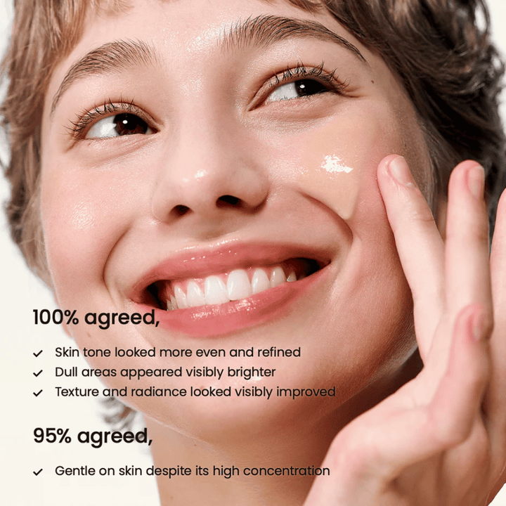 Femme appliquant Biodance Radiant Vita Niacinamide Serum sur le visage pour unifier le teint, augmenter l'éclat et améliorer la texture de la peau