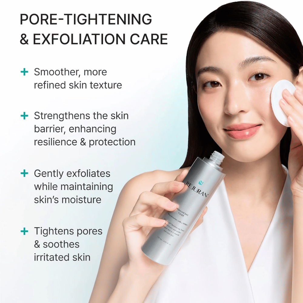 Rejuran Rebalancing Toner avec C-PDRN. Le modèle applique le tonique avec un coton pour exfolier et obtenir une texture de peau plus uniforme.