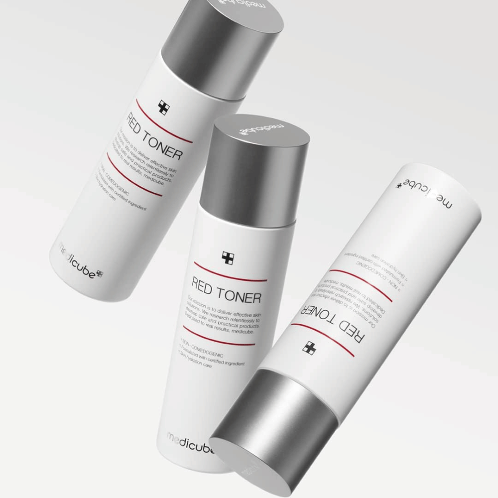 Trois bouteilles de medicube Red Toner avec bouchon argenté – un toner hydratant et astringent conçu pour les peaux sensibles et sujettes à l'acné.