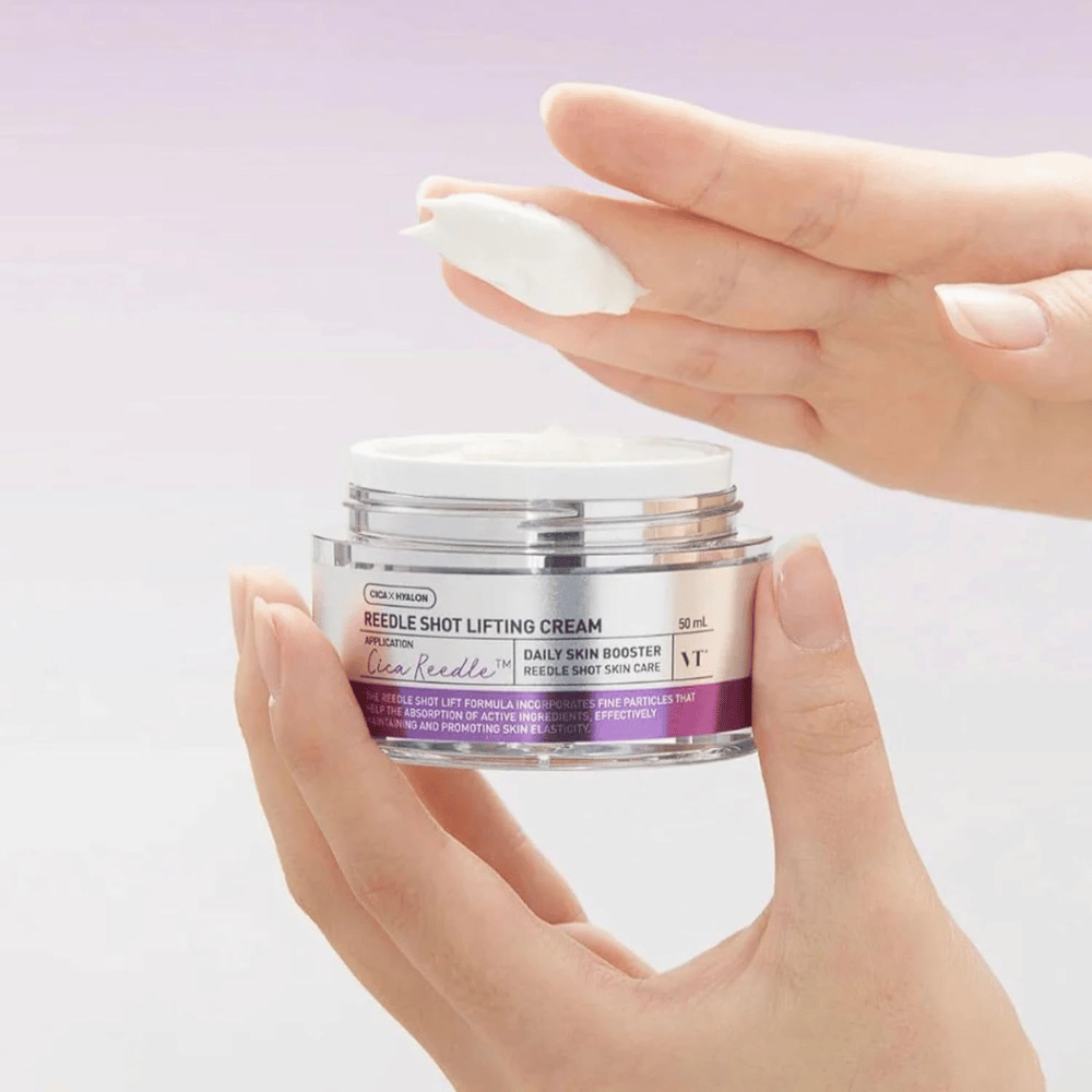 VT Cosmetics Reedle Shot Lifting Cream texture crème s’applique sur la peau pour un effet anti-âge, une élasticité accrue et une hydratation profonde.