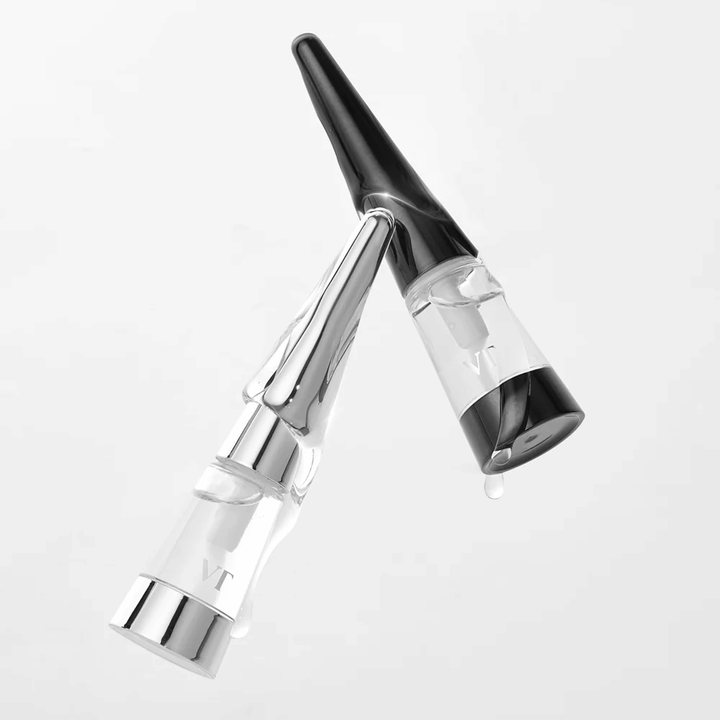 VT Cosmetics Reedle Shot Lip Plumper Beginner dans un emballage transparent avec des détails argentés, montré sous un angle pour mettre en valeur le design et la formule.