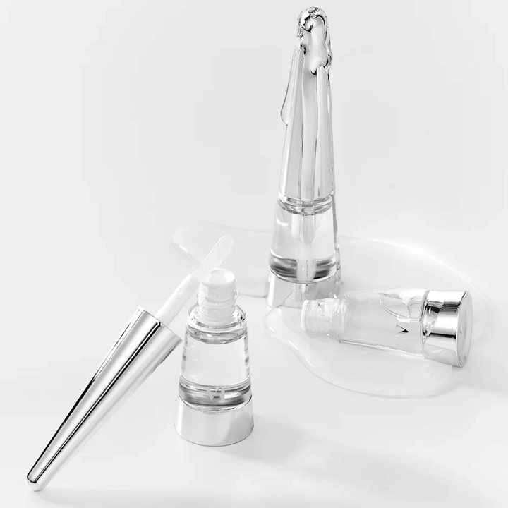 VT Cosmetics Reedle Shot Lip Plumper Beginner avec une texture de sérum visible qui offre de la brillance, un effet adoucissant et des lèvres plus pulpeuses.