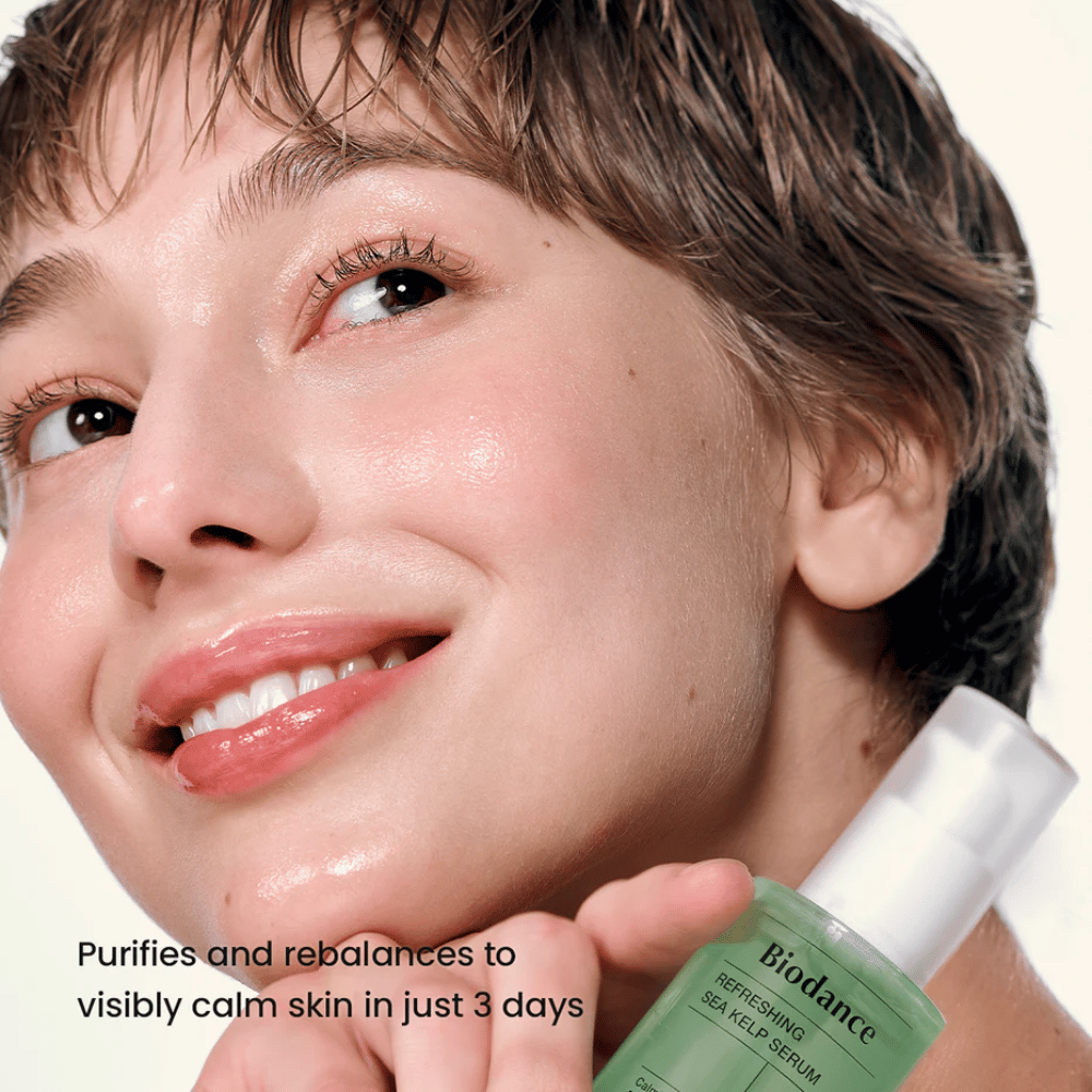 Femme avec une peau claire et équilibrée utilise Biodance Sea Kelp Serum – effet apaisant visible.
