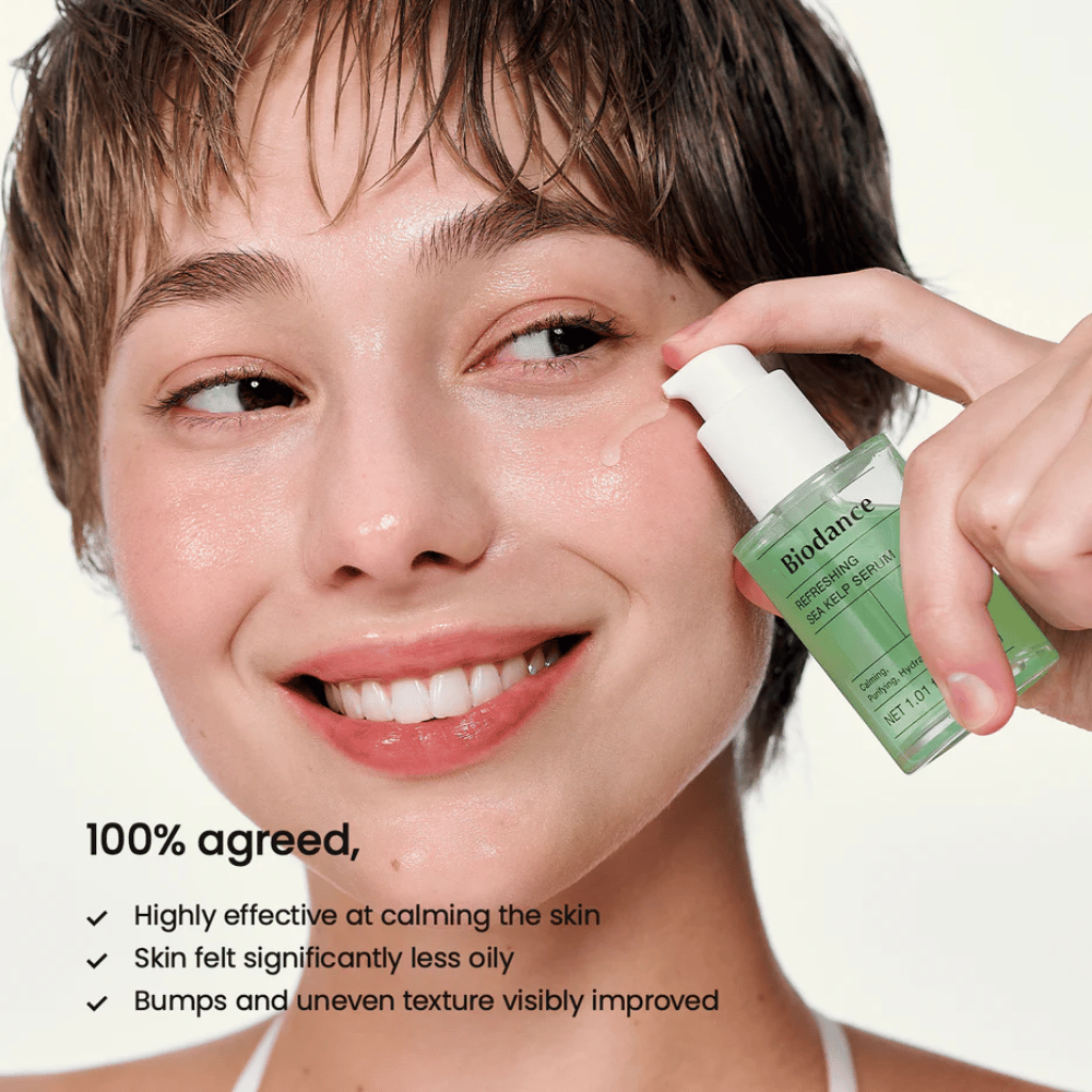 Modèle applique Biodance Sea Kelp Serum – équilibre le sébum et apaise la peau sensible.