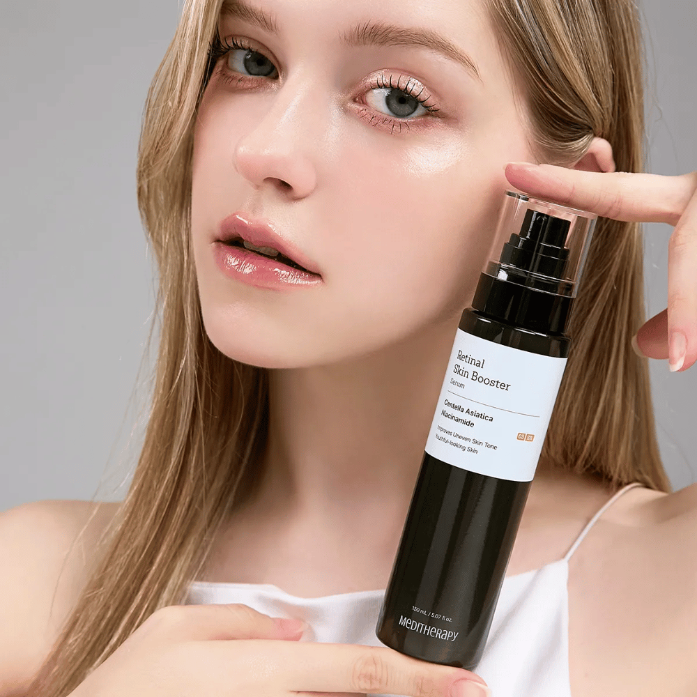 Une personne tient Meditherapy Retinal Skin Booster Serum. La peau semble uniforme, hydratée et éclatante - le résultat du rétinal et de la niacinamide.