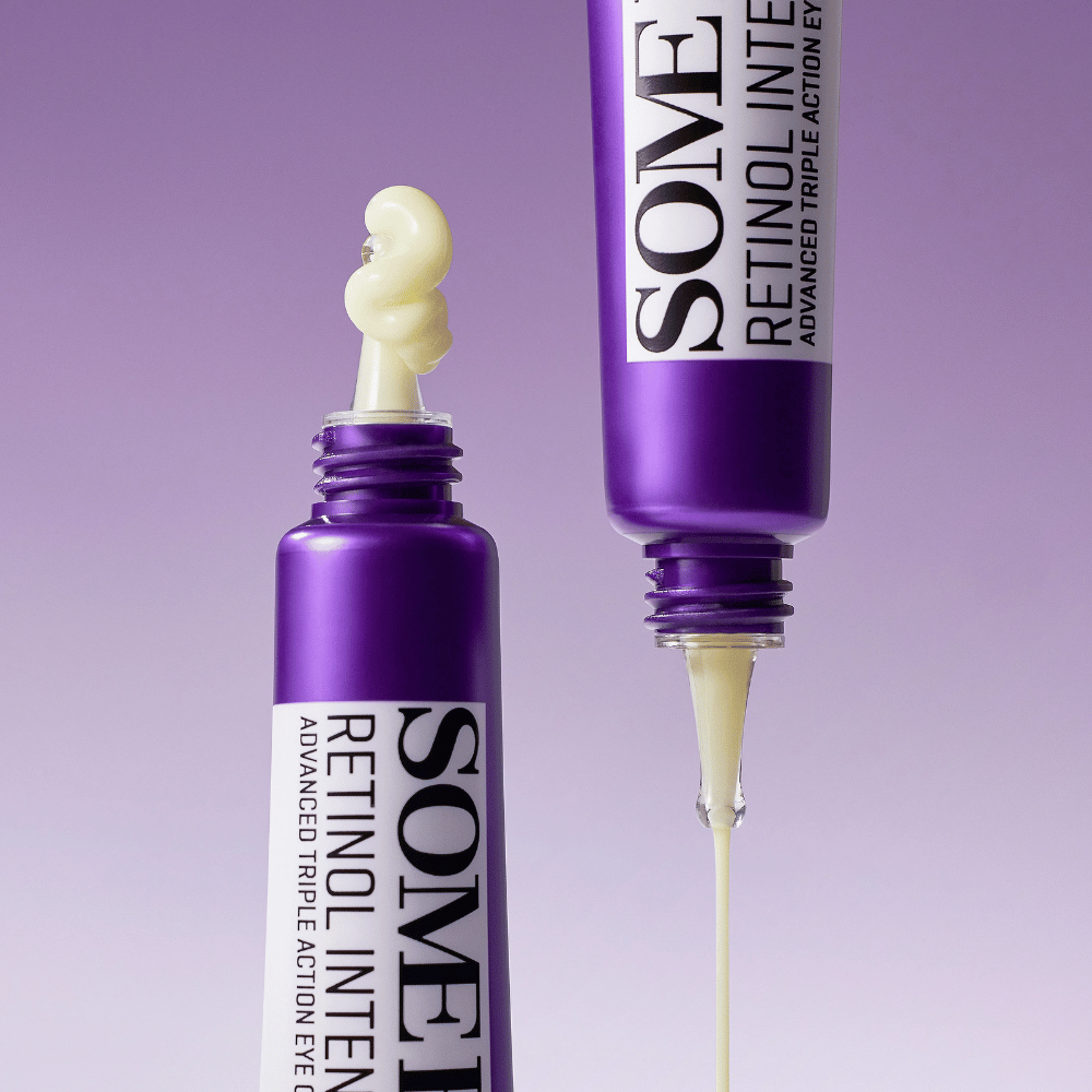 SOME BY MI Retinol Intense Advanced Triple Action Eye Cream avec rétinol – gros plan sur la consistance de la crème dans un tube violet pour réduire les rides et les cernes.