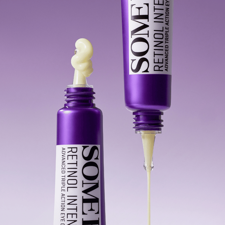 SOME BY MI Retinol Intense Advanced Triple Action Eye Cream avec rétinol – gros plan sur la consistance de la crème dans un tube violet pour réduire les rides et les cernes.