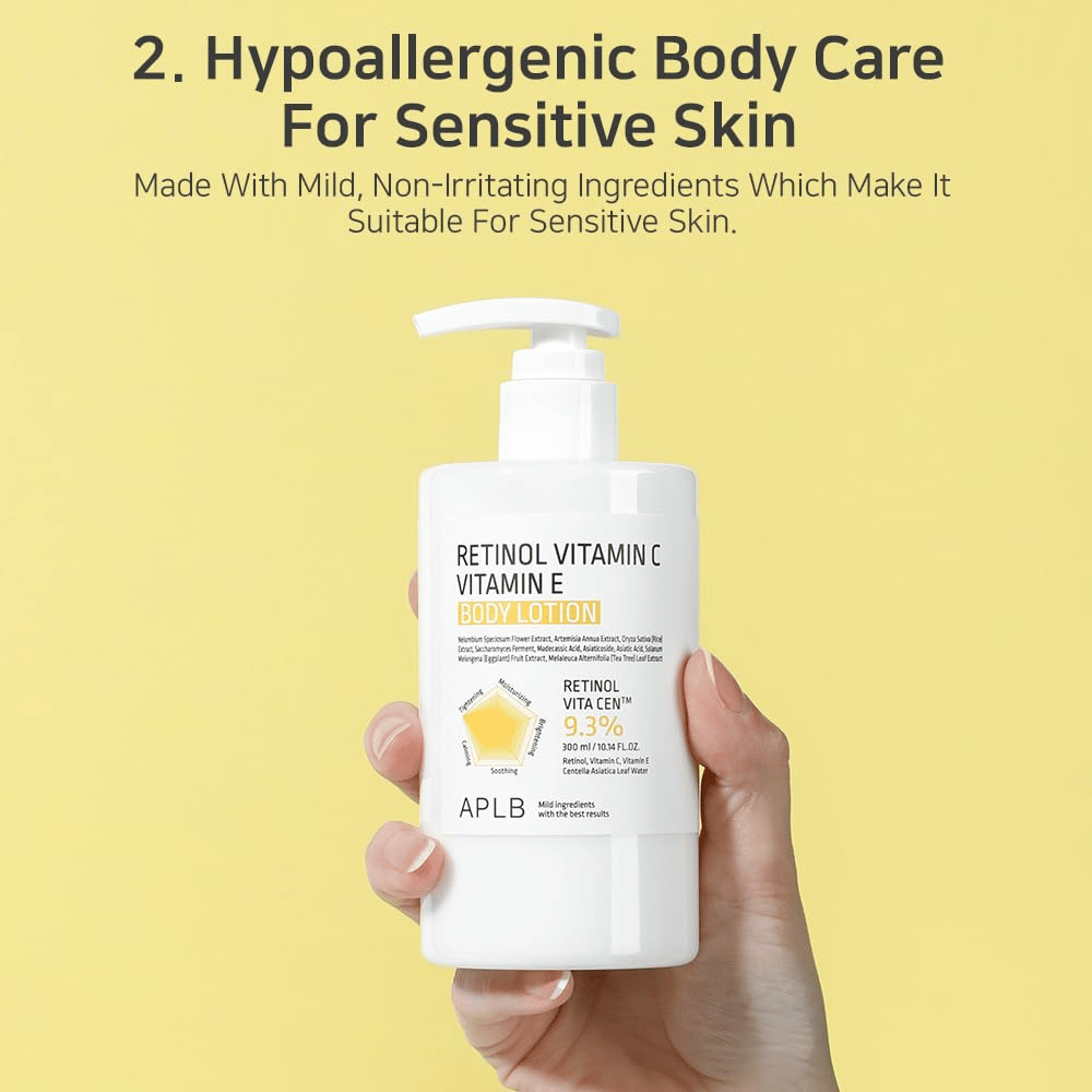Une main tient un flacon-pompe blanc sur fond jaune. Le texte souligne que le produit est hypoallergénique et convient aux peaux sensibles, avec des ingrédients doux et non irritants.