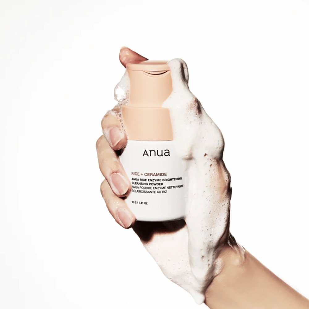 Anua Rice Enzyme Brightening Cleansing Powder est un produit nettoyant qui contient du riz et des céramides. Il est conçu pour offrir une exfoliation douce et de l'éclat à la peau. Le produit dissout la saleté et les cellules mortes pour laisser la peau propre et fraîche. Idéal pour une utilisation quotidienne, il aide à améliorer la texture de la peau et à donner un teint plus uniforme.