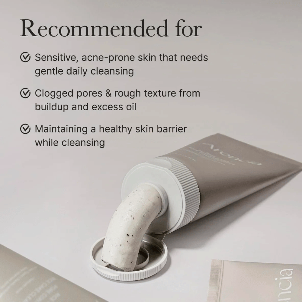 Arencia Rice + LHA Pore Control Rice Cake Cleanser en tube avec produit exprimé, montrant une consistance crémeuse adaptée aux peaux sensibles et sujettes à l'acné.