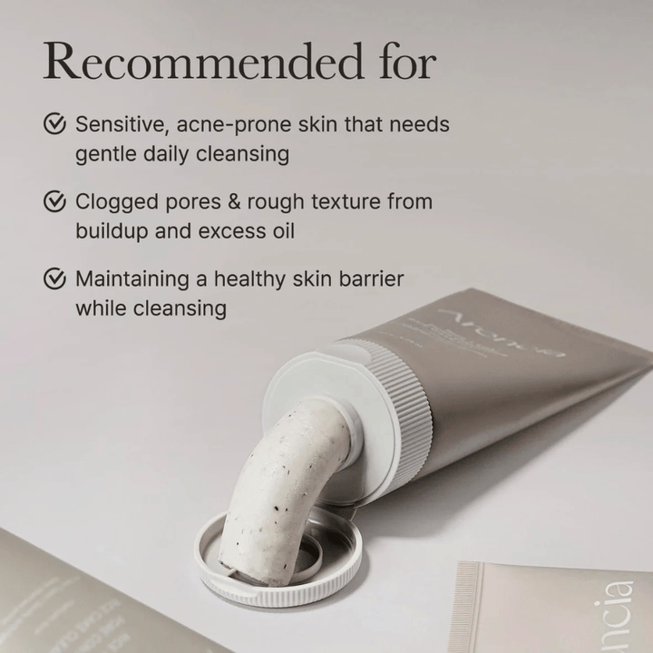 Arencia Rice + LHA Pore Control Rice Cake Cleanser en tube avec produit exprimé, montrant une consistance crémeuse adaptée aux peaux sensibles et sujettes à l'acné.