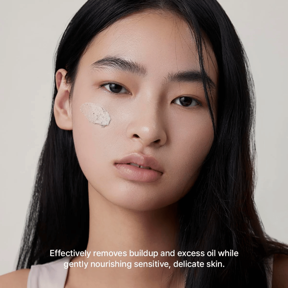 Modèle avec Arencia Rice + LHA Pore Control Rice Cake Cleanser appliqué sur la joue, nettoyant visage doux qui élimine efficacement la saleté et l'excès de sébum sans dessécher la peau.