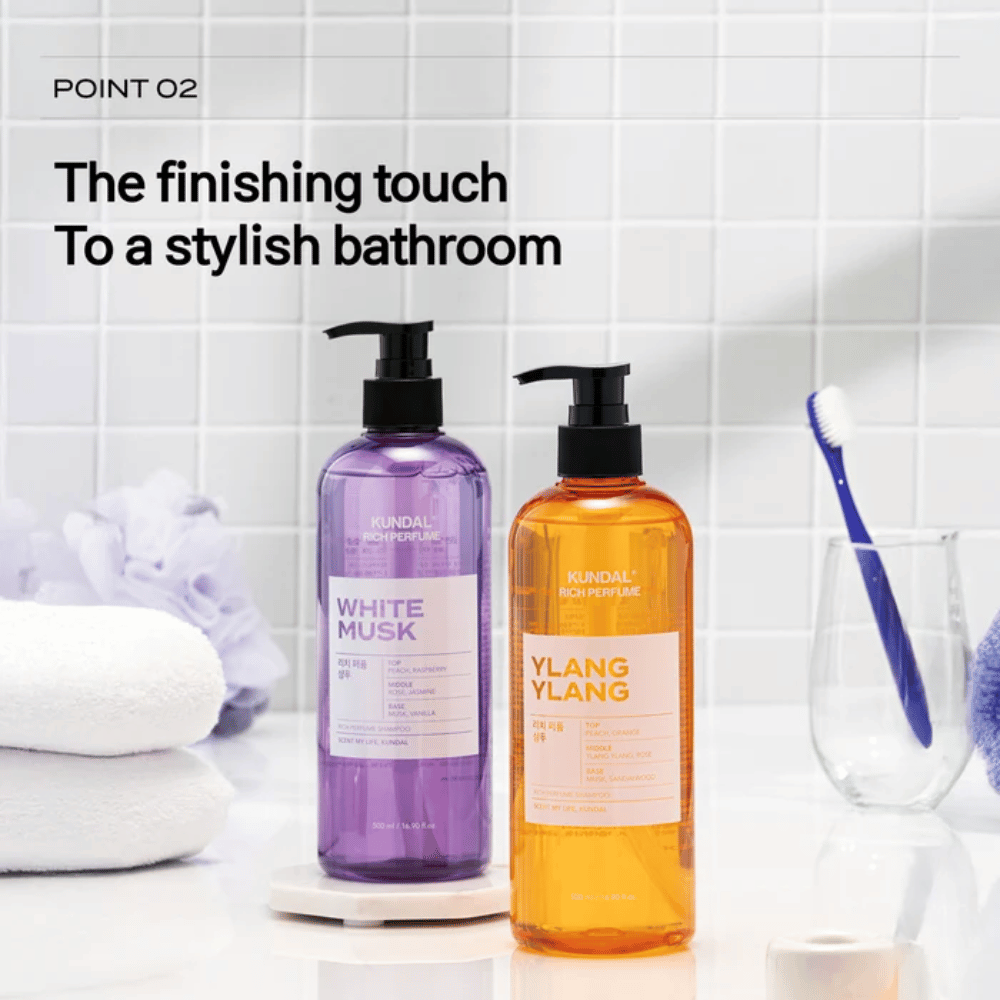 5. KUNDAL Rich Perfume Shampoo White Musk & Ylang Ylang – deux shampoings parfumés dans un environnement de salle de bain élégant