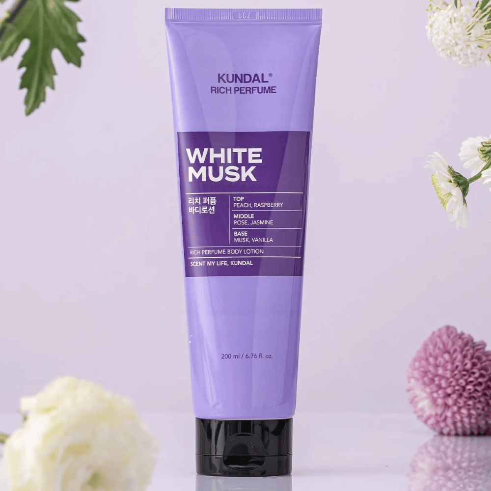 1. KUNDAL Rich Perfume Body Lotion White Musk 200 ml – body lotion parfumé avec des fleurs en fond