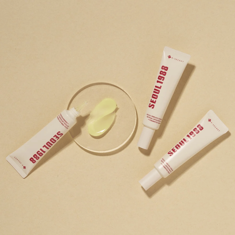 SEOUL 1988 Eye Cream - Retinal Liposome 4% + Fermented Bean

Denna ögonkräm är berikad med 4% Retinal Liposome och Fermenterade bönor, vilket ger intensiv näring och hjälper till att reducera fina linjer och mörka ringar under ögonen.

🌟 Fördelar:
✔ Retinal Liposome 4% – Stärker hudens elasticitet och minskar rynkor
✔ Fermenterade bönor – Näringsrik formula för ökad fasthet
✔ Mjuk och lättabsorberad – Passar även känslig hud

Perfekt för att återfukta och fräscha upp ögonområdet! 👁✨