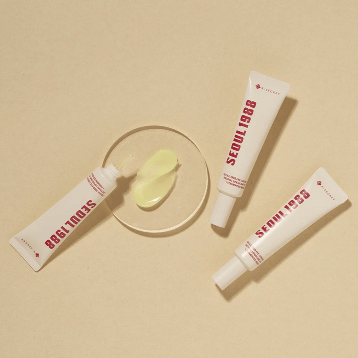SEOUL 1988 Eye Cream - Retinal Liposome 4% + Fermented Bean

Denna ögonkräm är berikad med 4% Retinal Liposome och Fermenterade bönor, vilket ger intensiv näring och hjälper till att reducera fina linjer och mörka ringar under ögonen.

🌟 Fördelar:
✔ Retinal Liposome 4% – Stärker hudens elasticitet och minskar rynkor
✔ Fermenterade bönor – Näringsrik formula för ökad fasthet
✔ Mjuk och lättabsorberad – Passar även känslig hud

Perfekt för att återfukta och fräscha upp ögonområdet! 👁✨