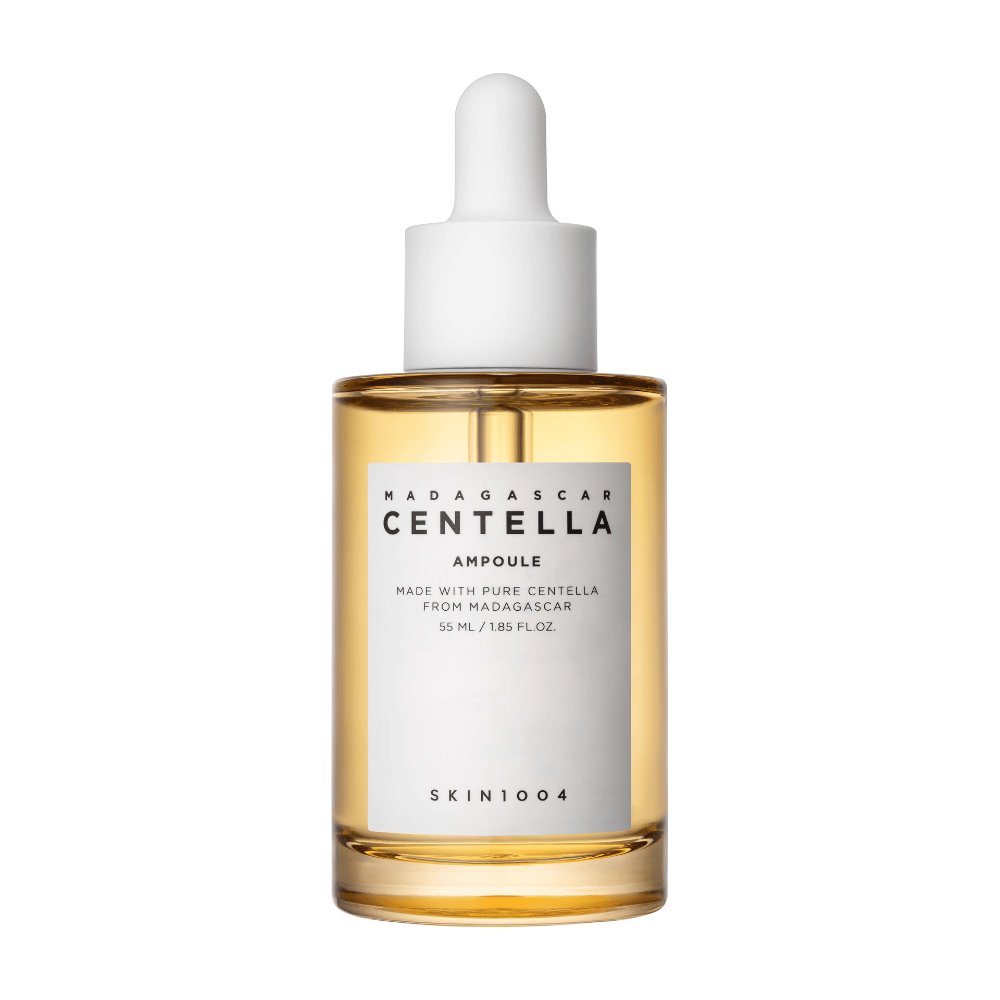 Une bouteille en verre avec un bouchon compte-gouttes de SKIN1004, Madagascar Centella Ampoule, avec des informations sur la centella de Madagascar, sur un fond blanc.
