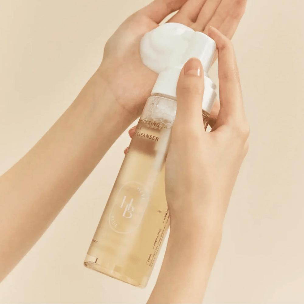 Heveblue Salmon Caring Centella Bubble Cleanser utilisé à la main – nettoyant à bulles coréen doux qui crée une mousse légère et aide à nettoyer la peau sans dessécher.
