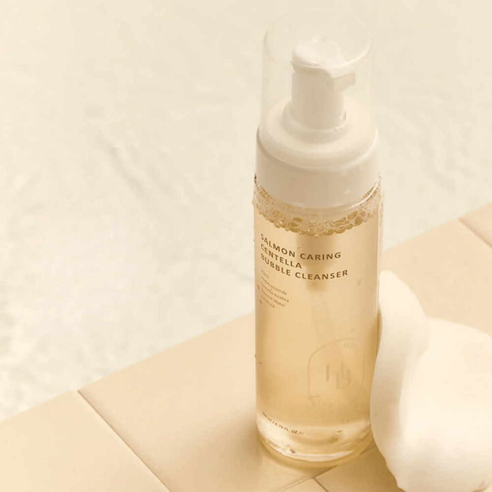 Heveblue Salmon Caring Centella Bubble Cleanser – nettoyant visage coréen avec Centella Asiatica et PDRN de saumon qui aide à nettoyer la peau en douceur et à fournir une mousse nettoyante douce.