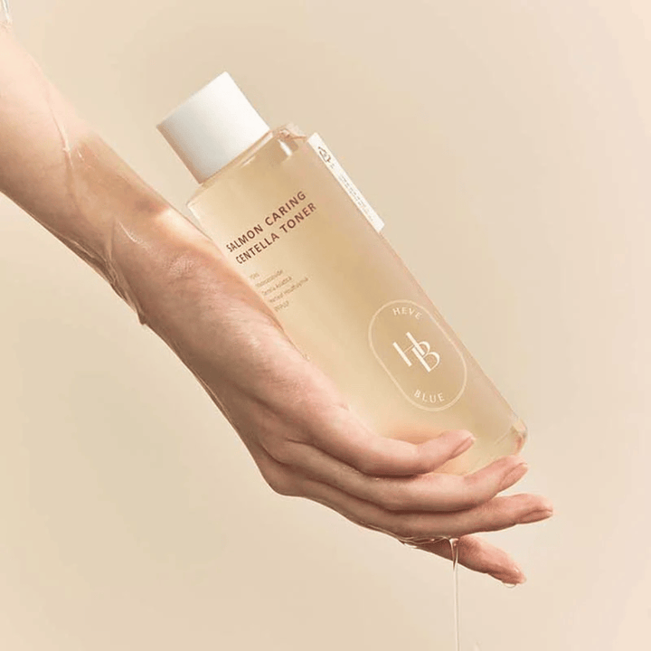 Application de Salmon Caring Centella Toner – toner facial coréen hydratant avec centella asiatica qui équilibre la peau, donne de l'éclat et améliore l'élasticité de la peau.