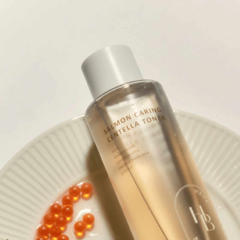 Salmon Caring Centella Toner de Heveblue avec un environnement d'ingrédients inspiré du saumon – coréen toner visage avec PDRN et centella qui apaise la peau, renforce la barrière cutanée et offre une hydratation intense.
