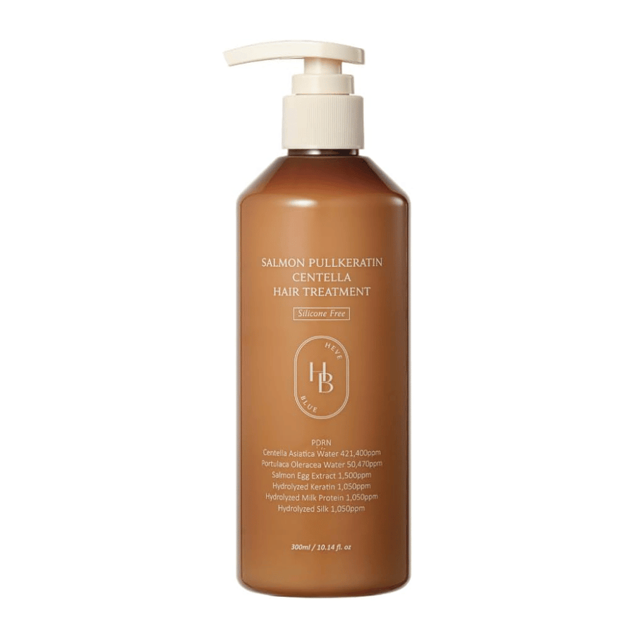 Heveblue Salmon Pullkeratin Centella Hair Treatment dans un flacon-pompe brun sur fond clair. Soin capillaire à la centella, à l’extrait de saumon, à la kératine, à la protéine de soie et à la protéine de lait pour nourrir et hydrater les cheveux.