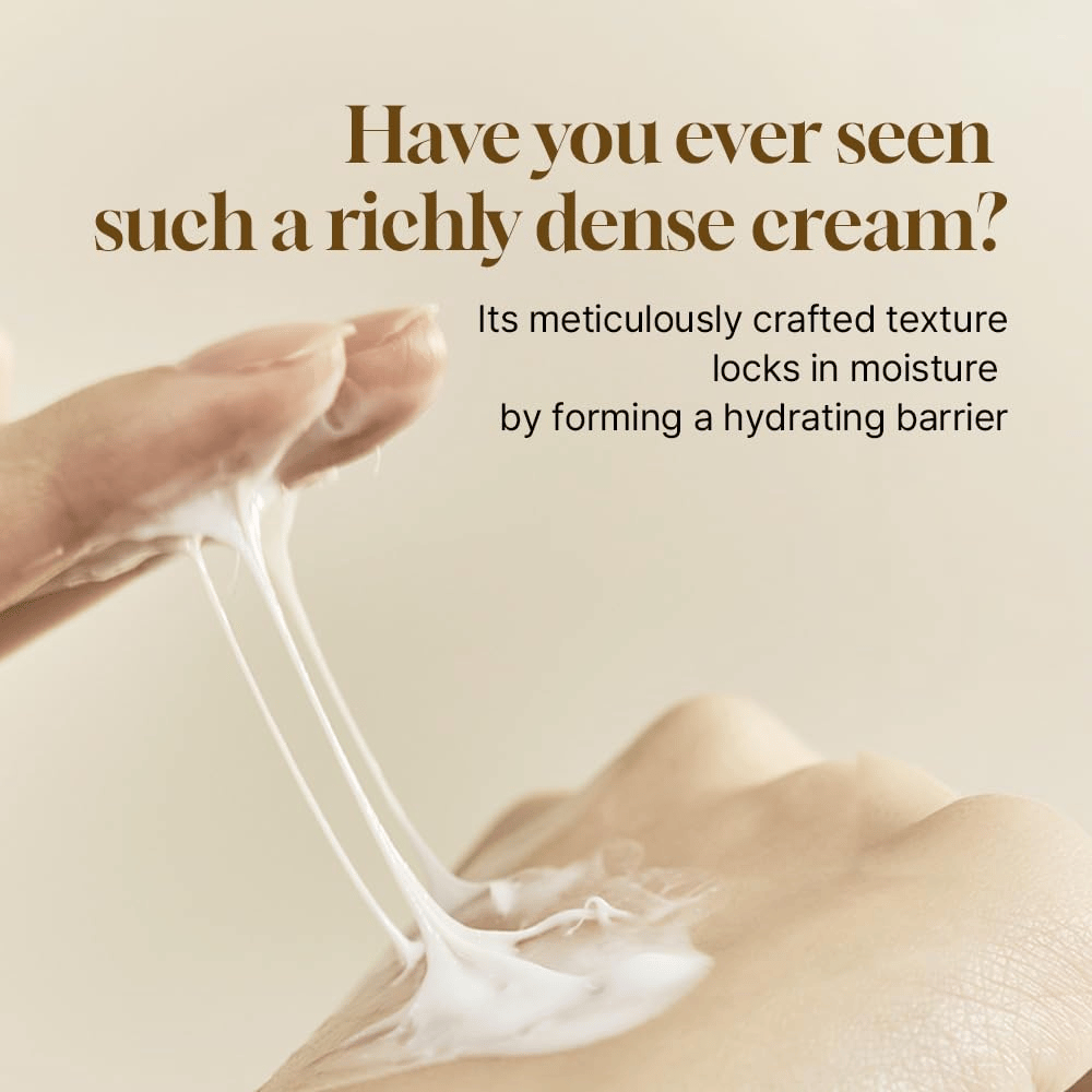 Consistance riche et dense de Salmon Caring Centella Cream qui montre comment la crème forme une barrière hydratante et retient l'humidité dans la peau.