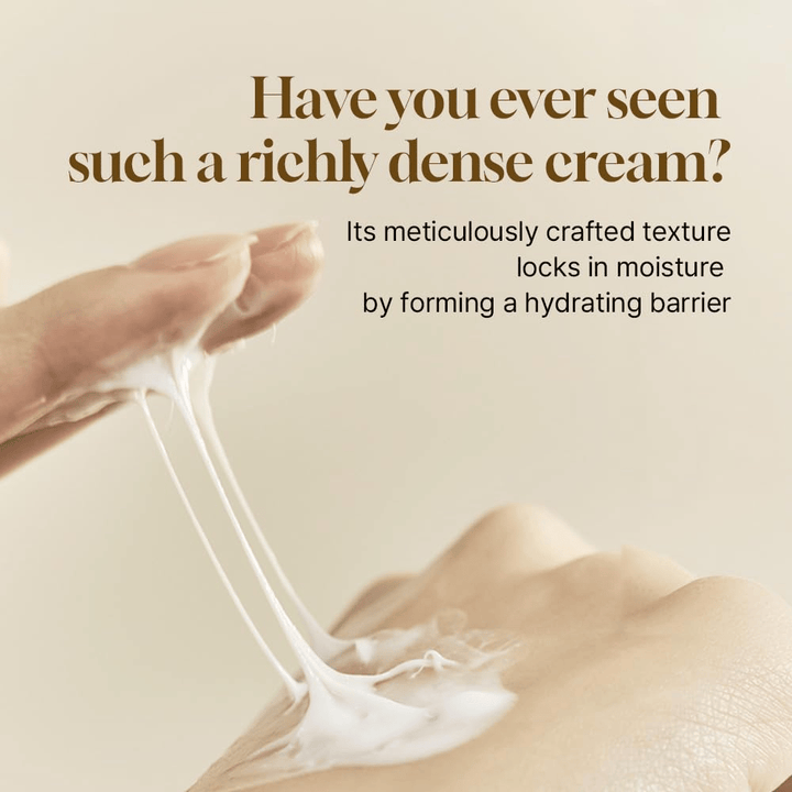 Consistance riche et dense de Salmon Caring Centella Cream qui montre comment la crème forme une barrière hydratante et retient l'humidité dans la peau.