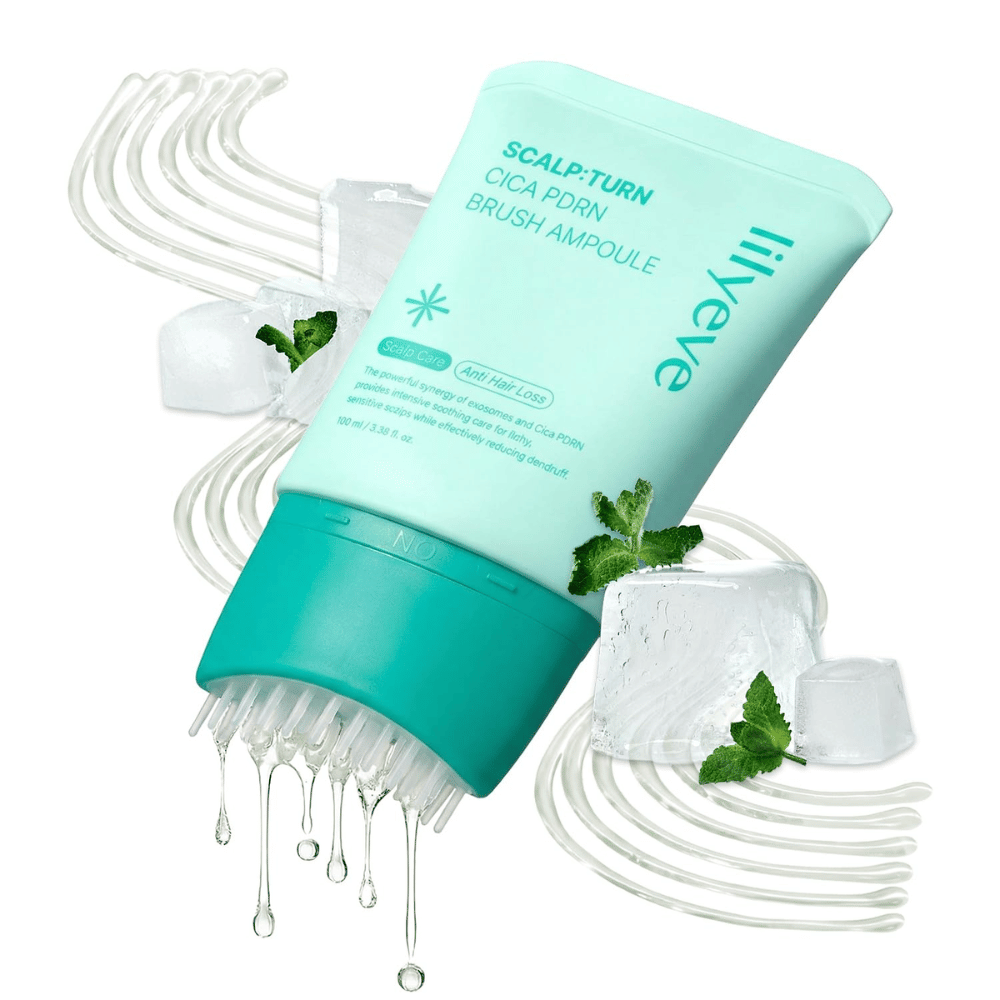 Gros plan de LILYEVE Scalp:Turn Cica PDRN Brush Ampoule avec des glaçons, de la menthe et des gouttes de sérum. L’image transmet une sensation de fraîcheur et de revitalisation tout en mettant en avant l’applicateur-brosse unique.