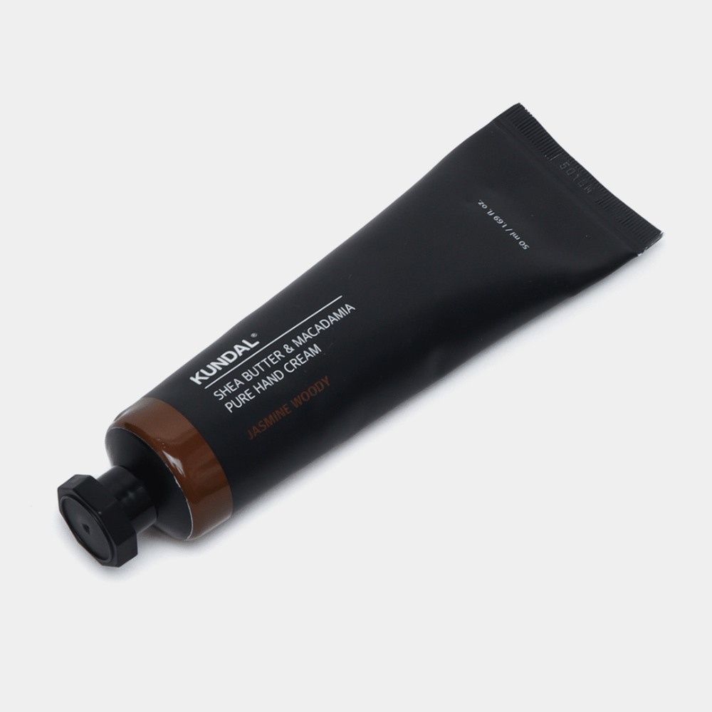 KUNDAL Shea Butter & Macadamia Pure Hand Cream Jasmine Woody – crème pour les mains hydratante au beurre de karité et à l'huile de macadamia pour des mains douces et un parfum chaud et floral.