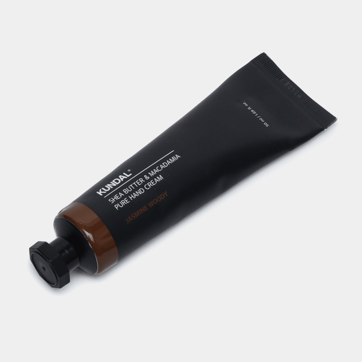 KUNDAL Shea Butter & Macadamia Pure Hand Cream Jasmine Woody – crème pour les mains hydratante au beurre de karité et à l'huile de macadamia pour des mains douces et un parfum chaud et floral.