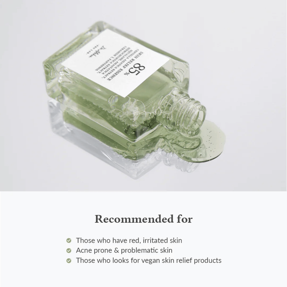 Dr. Althea Skin Relief Essence est renversé avec le produit qui s'écoule. Recommandé pour les peaux rouges, irritées, sujettes à l'acné et pour ceux qui recherchent des soins de la peau véganes.