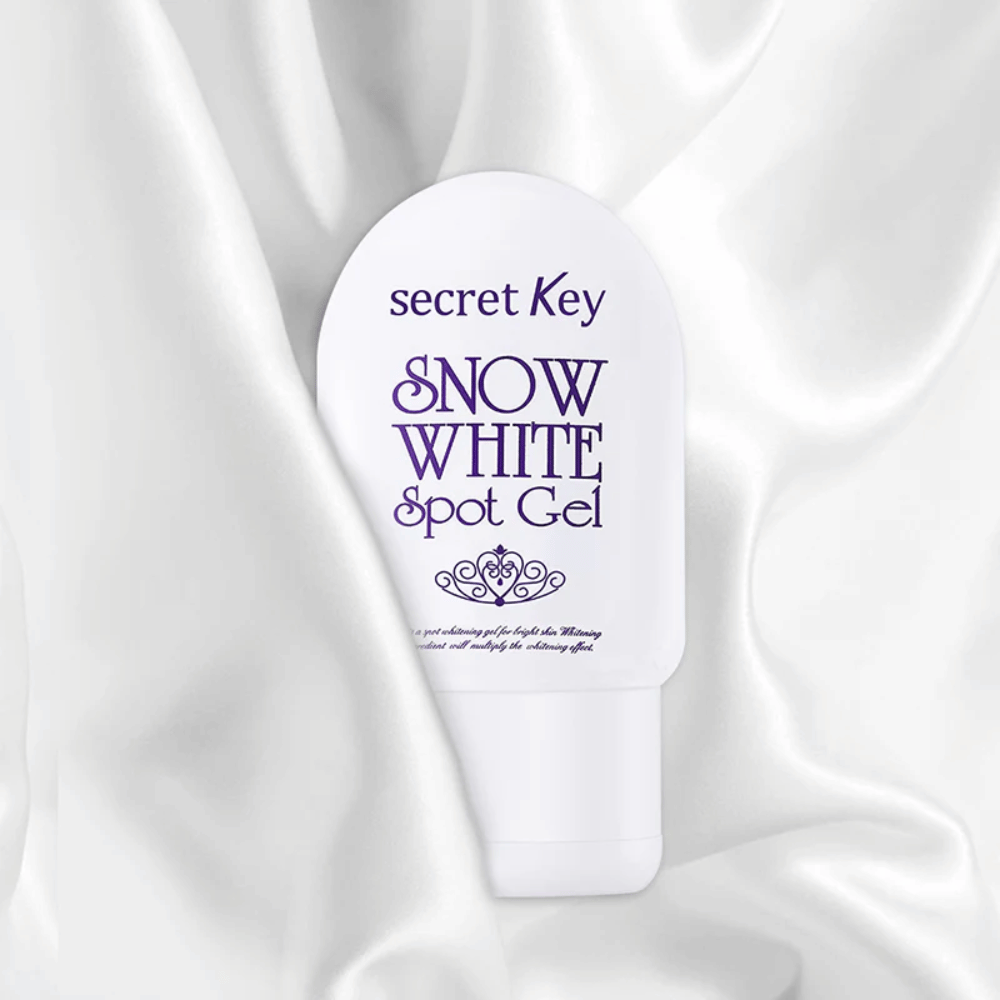 Secret Key Snow White Spot Gel placé sur un fond de tissu ressemblant à de la soie blanche.