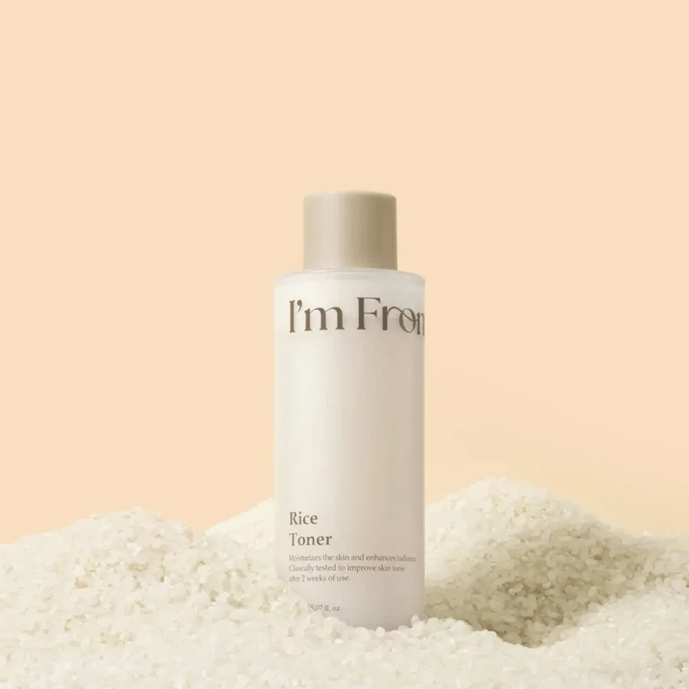 I'm From Rice Toner entouré de riz qui met en valeur la formule hydratante et illuminatrice