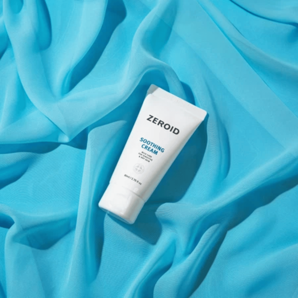 ZEROID Soothing Cream sur fond bleu qui renforce la barrière cutanée et hydrate les peaux sensibles