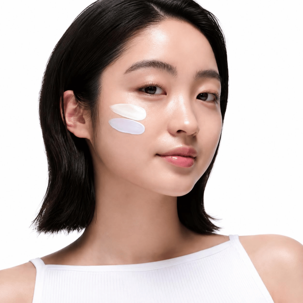 2. Beauty of Joseon Stay Fresh Color Correcting Sunscreen SPF 50 – modèle avec écran solaire correcteur de couleur vert et violet sur la joue
